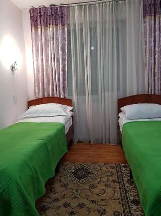 Отель Park Hotel&Hostel Каракол Стандартный двухместный номер с 2 отдельными кроватями-8