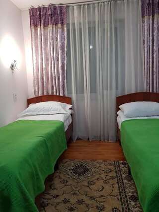 Отель Park Hotel&Hostel Каракол Стандартный двухместный номер с 2 отдельными кроватями-18